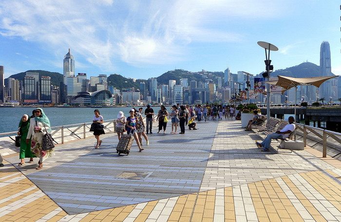 Авеню звёзд, на заднем плане — панорама северного побережья Гонконга