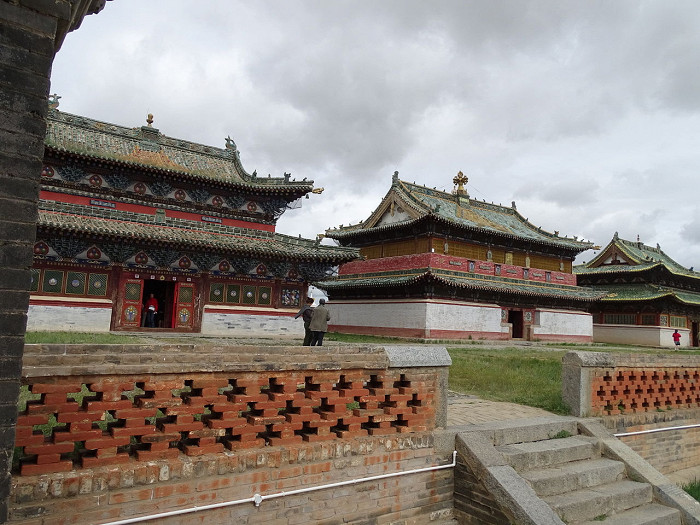 Эрдэни-Дзу (Эрдэнэ-Зуу), частично действующий буддийский монастырь в Монголии