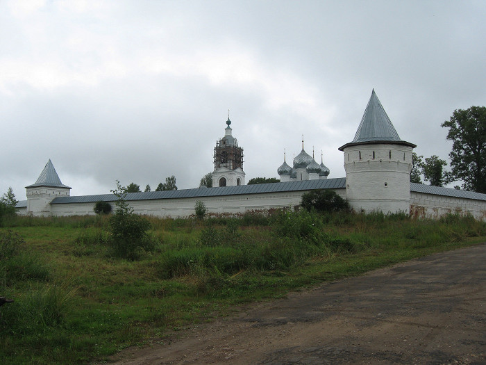 Стены Алексеевского монастыря в Угличе
