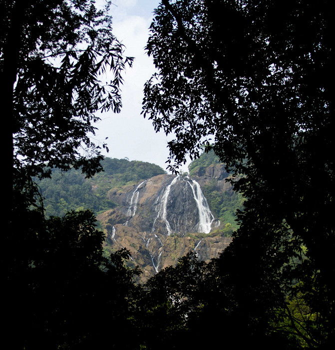 Вид на индийский водопад Дудхсагар, Индия