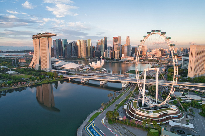 Вид на город Сингапур с колесом обозрения