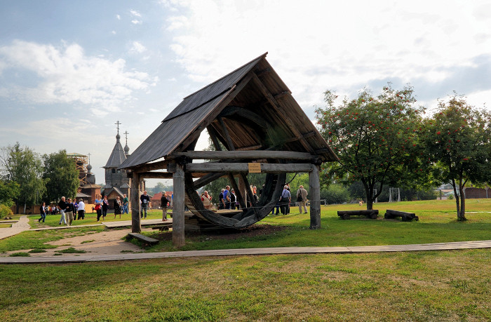 Музей деревянного зодчества в Суздале, колесный колодец 