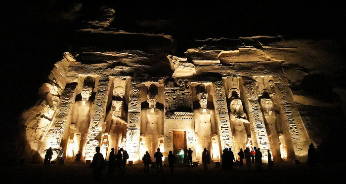 Абу-Симбел, Малый храм Рамзеса II вечером