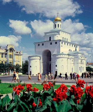 Вид на Золотые ворота во Владимире