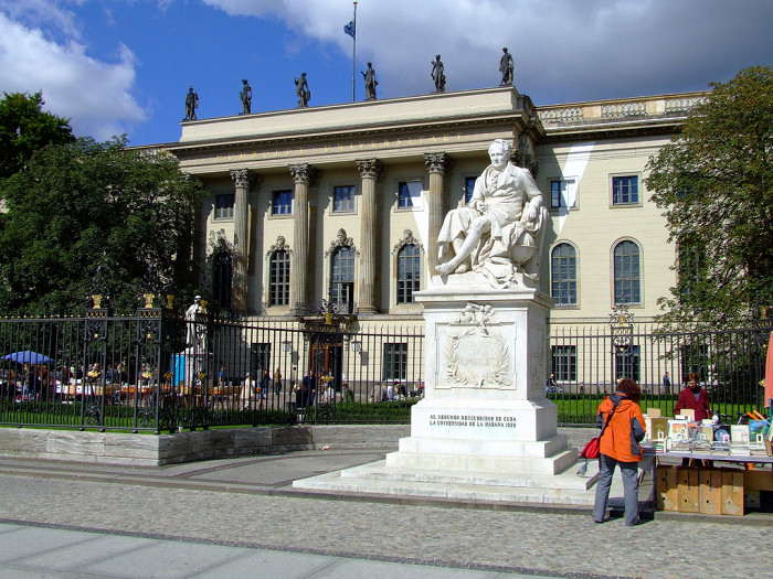Памятник Александру фон Гумбольдту, Берлинский университет имени Гумбольдта