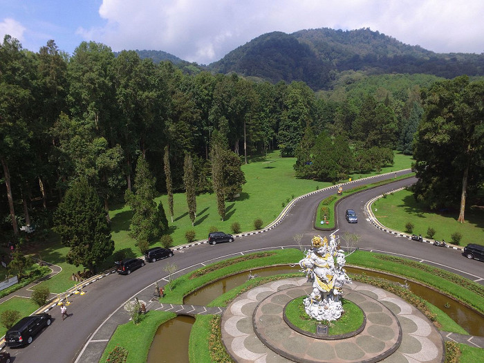 Вид на Ботанический сад Бали в горном районе Бедугул, Индонезия