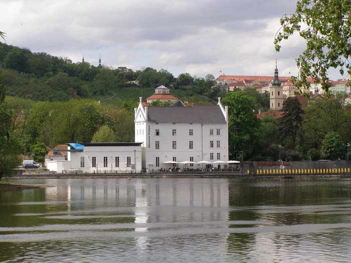 Музей Кампа на берегу реки Влтавы в Праге
