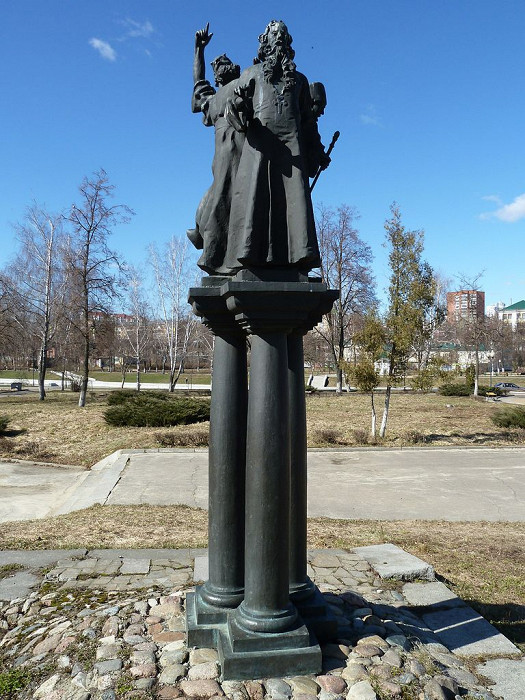 Памятник Н. С. Лескову в Орле, герои романа «Соборяне»