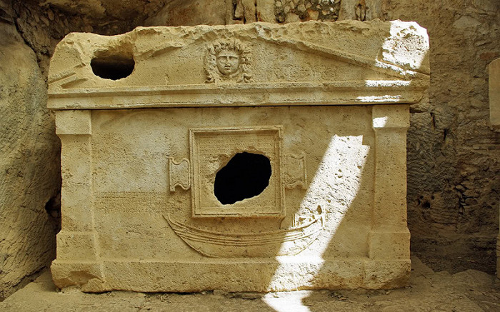 Монументальная гробница в Олимпосе