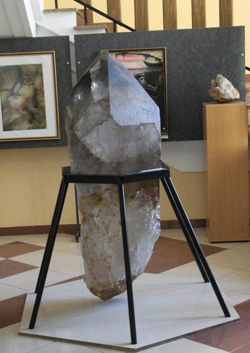 Кристалл кварца Малютка, Уральский геологический музей, Екатеринбург