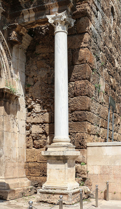 Ворота Адриана, колонна