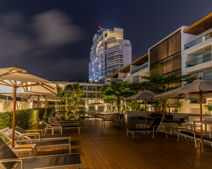Люксовый отель ночью в Патонге, Пхукет, Таиланд