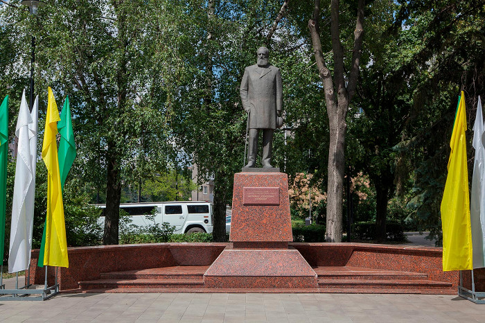 Памятник Митрофану Клюеву в Липецке