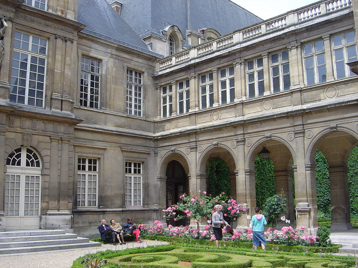 Музей Карнавале в Париже, двор