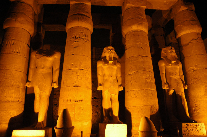 Луксорский храм ночью
