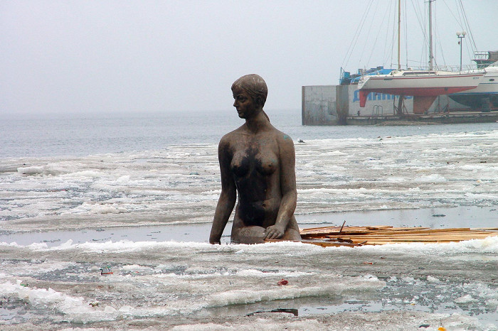 Скульптура русалки во Владивостоке