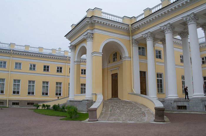 Александровский дворец, парадный вход
