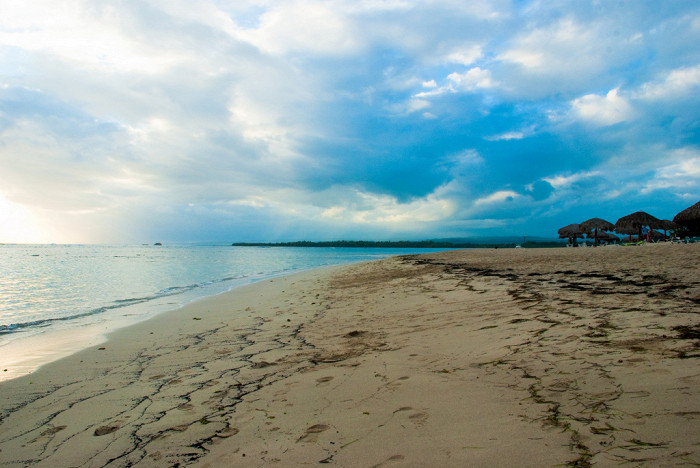 Безлюдный пляж Плайя-Дорады, Доминикана