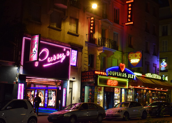 Площадь Пигаль ночью, Париж