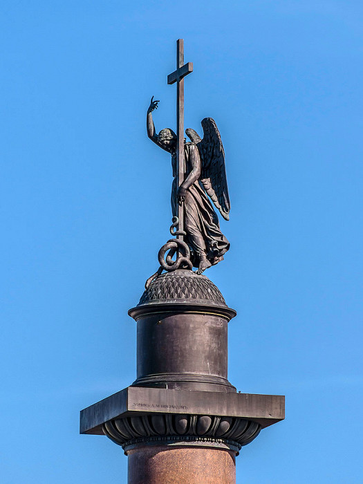Дворцовая площадь в Петербурге, ангел на Александровской колонне