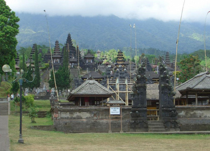 Комплекс храмов Бесаких, Индонезия