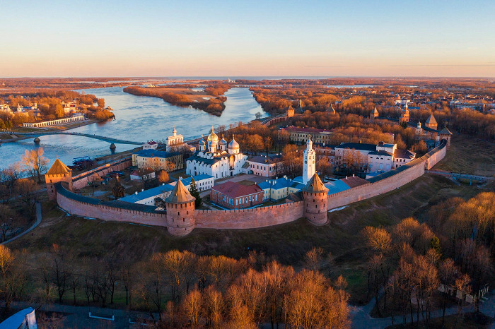 Вид на кремль в Великом Новгороде