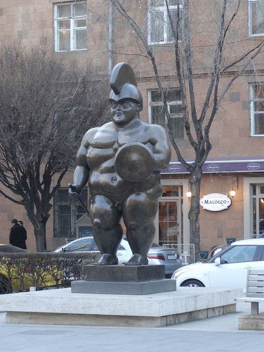 Каскад в Ереване, статуя римского воина