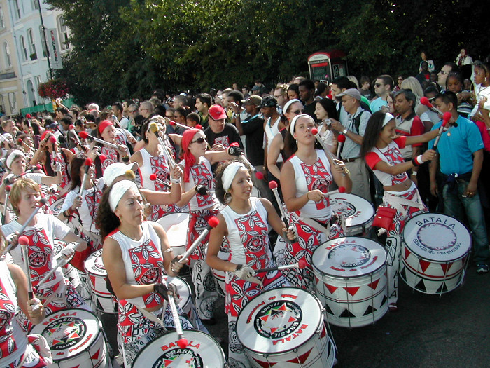 Парад на карнавале в Бразилии