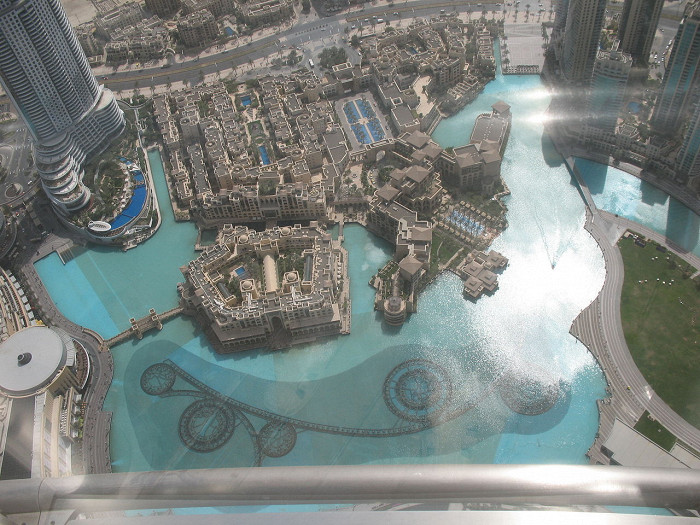 Вид на фонтан Дубай со смотровой площадки Бурдж-Халифа