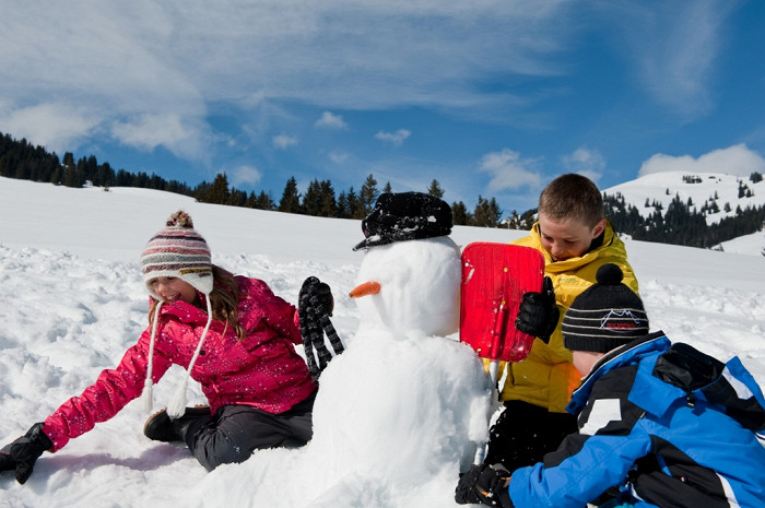 Дети лепят снеговика, Гштаад