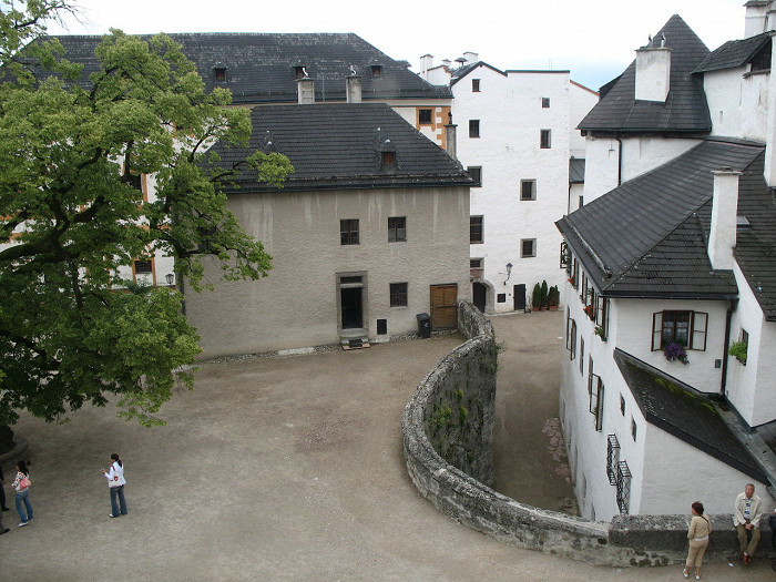 Замок Хоэнзальцбург, двор