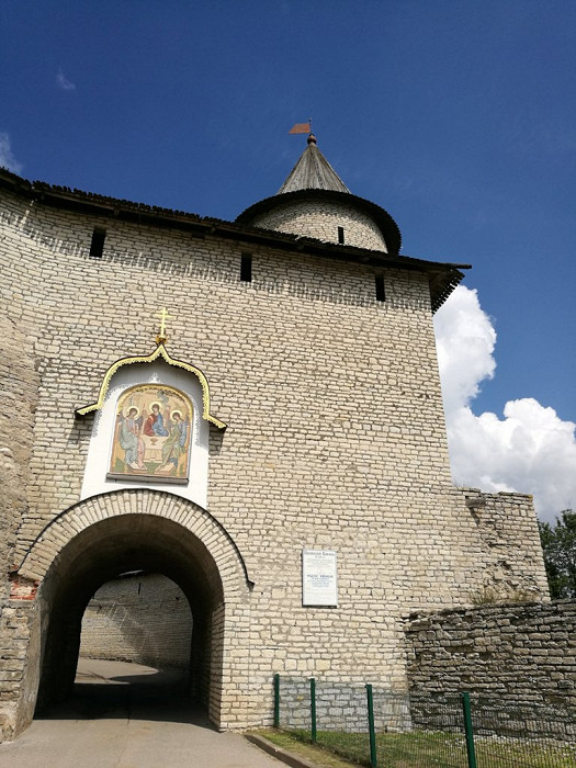 Входные ворота в Троицкий собор, Псков, Россия