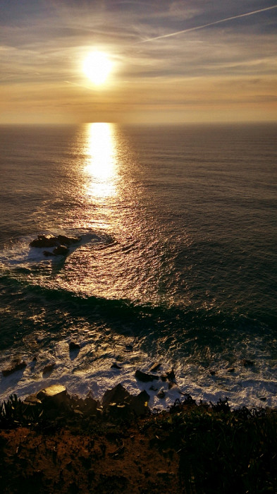 Закат солнца над водами Атлантического океана, мыс Рока