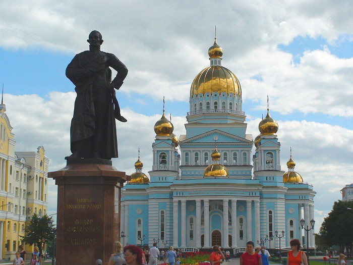 Кафедральный собор на соборной площади и памятник адмиралу Ушакову, Саранск