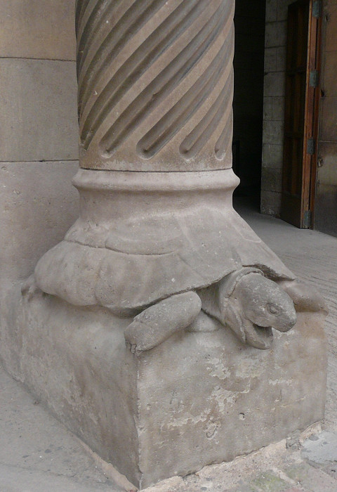 Саграда Фамилия, черепаха в основании колонны