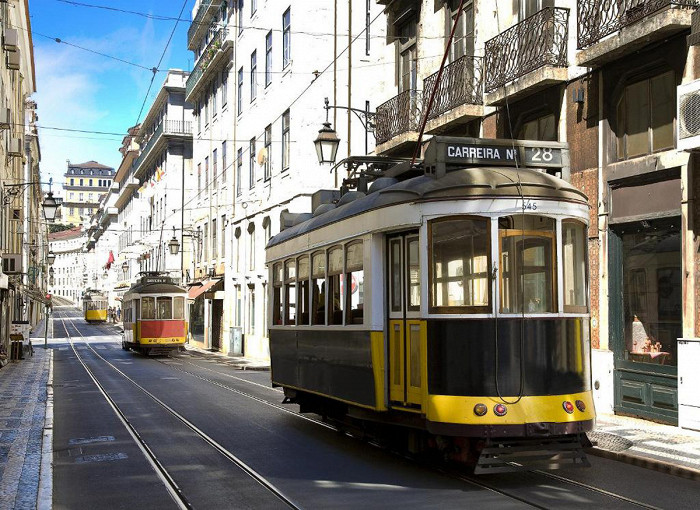 Классический желтый трамвай в центре Лиссабона
