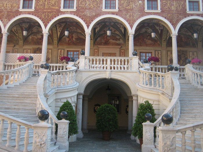 Княжеский дворец в Монако, лестница во внутреннем дворе