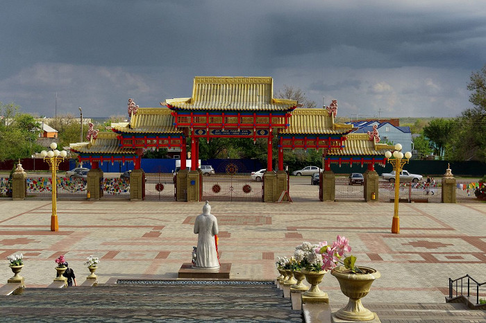Золотая обитель Будды Шакьямуни, двор и ворота