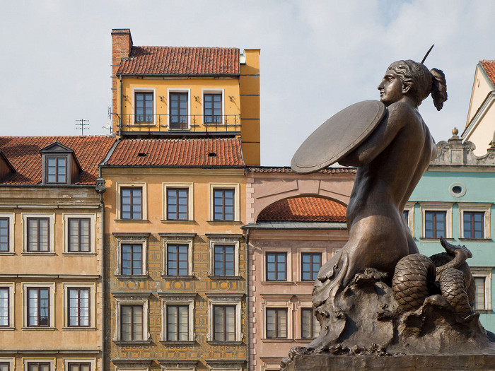 Русалочка перед Историческим музеем Варшавы