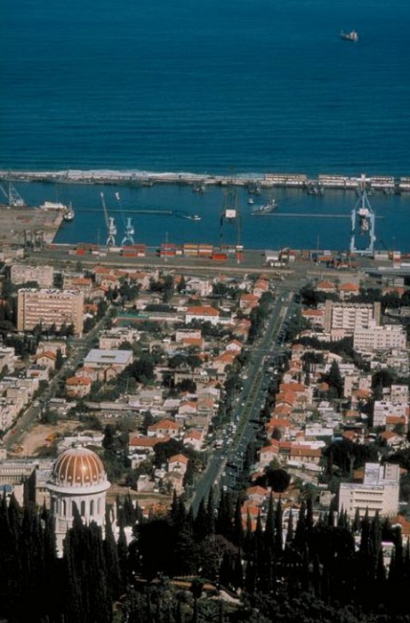 Вид с Бахайского храма на порт Хайфы