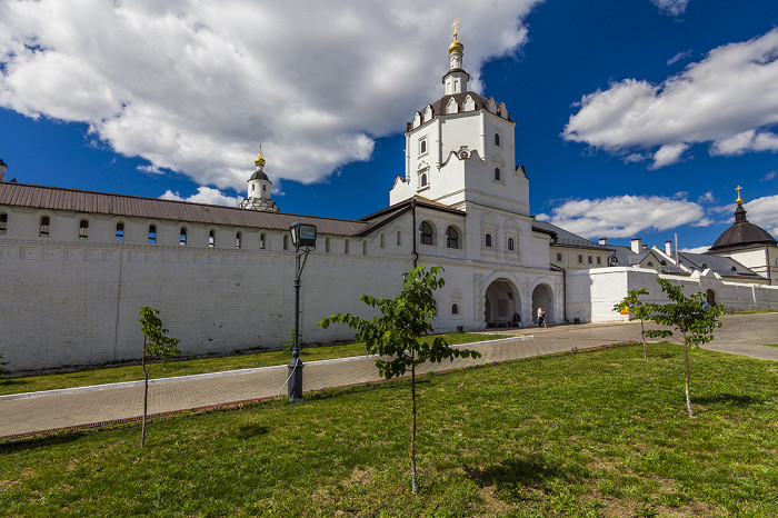 Надвратная церковь Успенско-Богородицкого монастыря