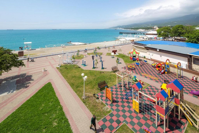 Детская площадка на пляже в Кабардинке