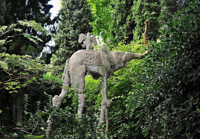 Парк замка Пуболь, слон и ворон