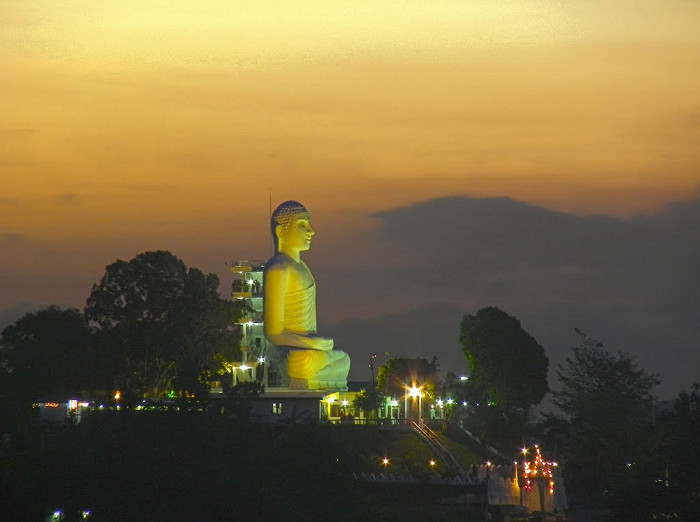 Статуя Будды на закате, Канди