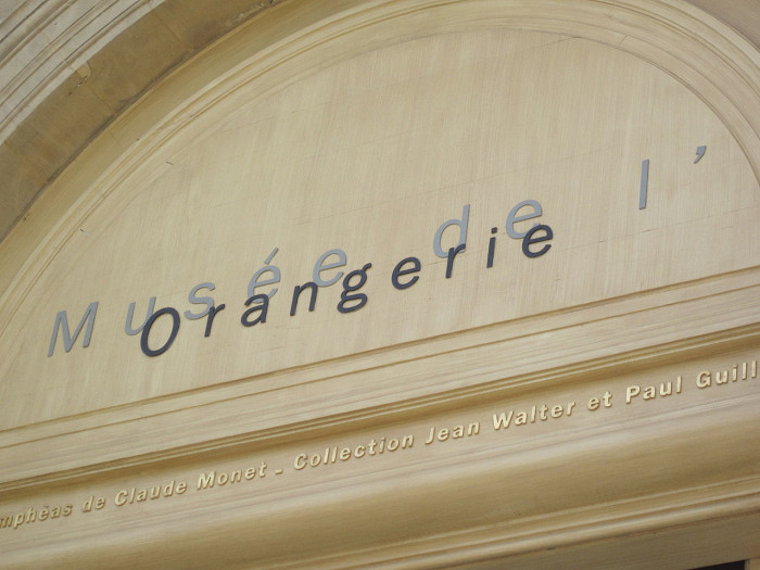 Музей Оранжери, надпись над входом