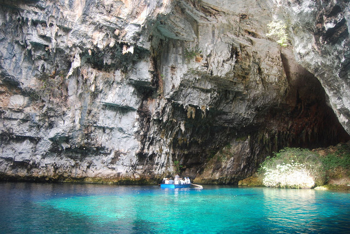 Мелиссани, пещерное озеро на восточном побережье греческого острова Кефалиния