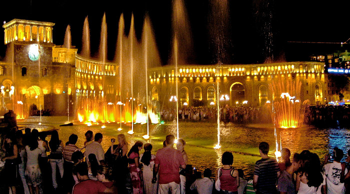 Поющие фонтаны Еревана вечером