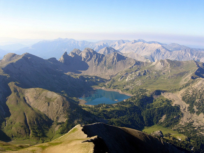 Вид на вершину горного массива Пела и озеро Ало