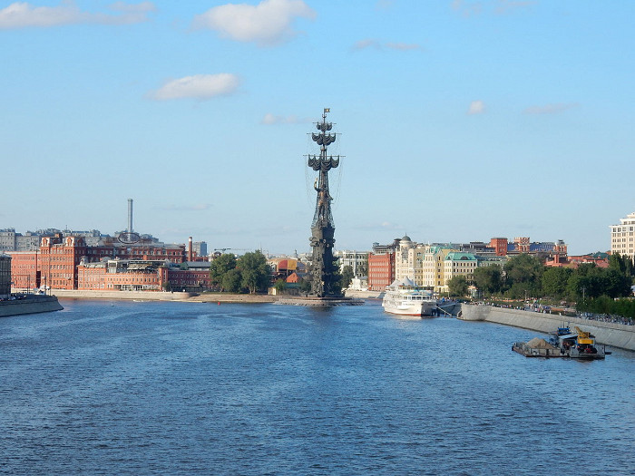 Памятник петру 1 в москве на москве реке фото