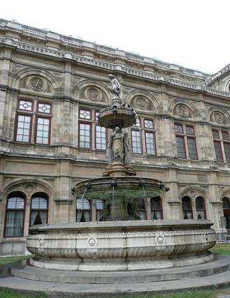 Фонтан у здания Венской оперы